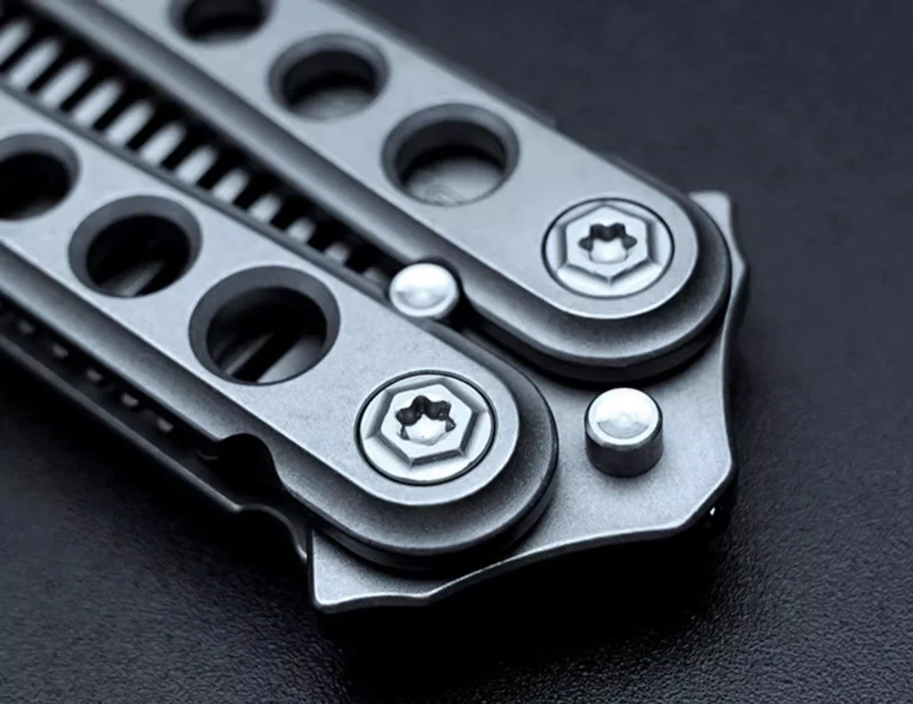 Ruisha MOYEWORKS Titanium Gravity Fidget Comb - Image 9